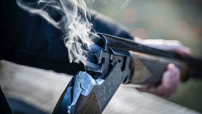 Τρόμος στον Κορυδαλλό: Άγνωστος άνδρας πυροβόλησε με καραμπίνα στον αέρα και τραυμάτισε τρία μικρά παιδιά